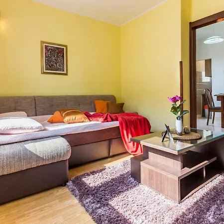 Pula Apartment アパート プーラ